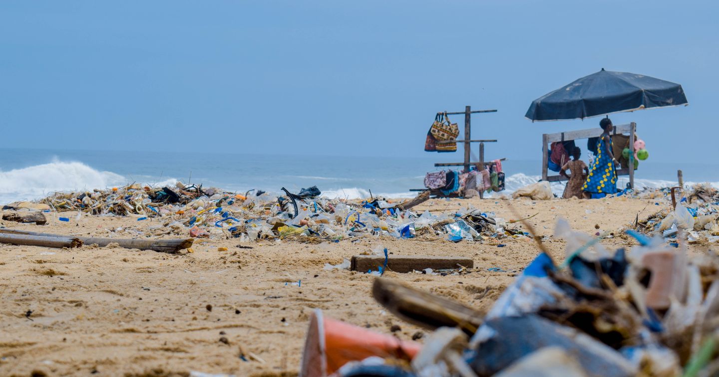 Sampah berserakan di pantai